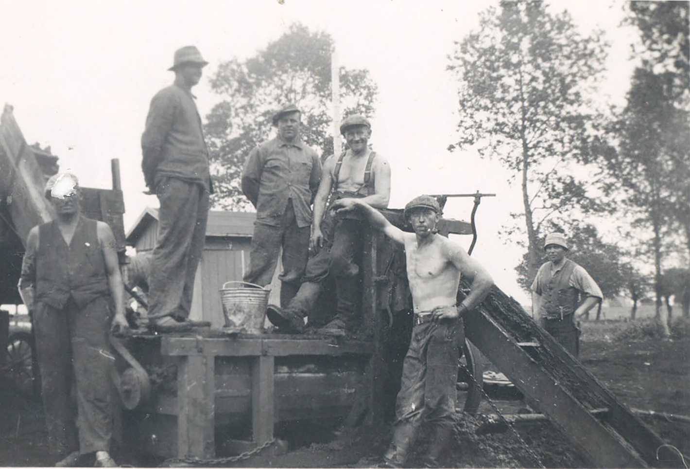 Mænd der arbejder med at grave tørv. Foto: Stubbekøbing Lokalhistoriske Arkiv